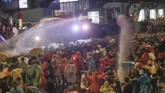 FOTO: Demonstran Thailand Diadang Water Cannon Demonstrasi di Thailand semakin membesar dan membuat aparat keamanan mengerahkan meriam air untuk membubarkan massa.