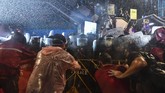 FOTO: Demonstran Thailand Diadang Water Cannon Demonstrasi di Thailand semakin membesar dan membuat aparat keamanan mengerahkan meriam air untuk membubarkan massa.