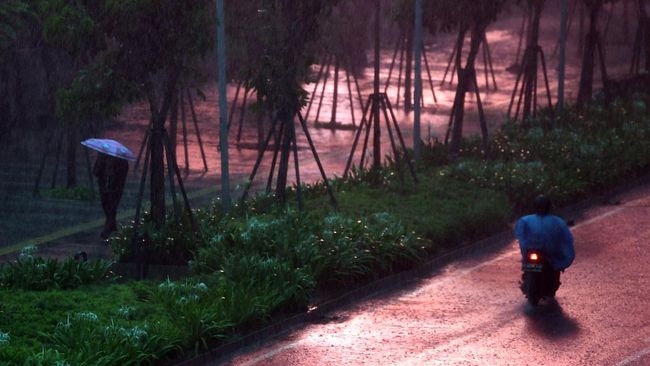 Warga DKI Diminta Waspadai Penyebaran Covid di Musim Hujan Warga di Jakarta diminta agar lebih hati-hati terhadap penyebaran Covid terutama memasuki musim hujan.