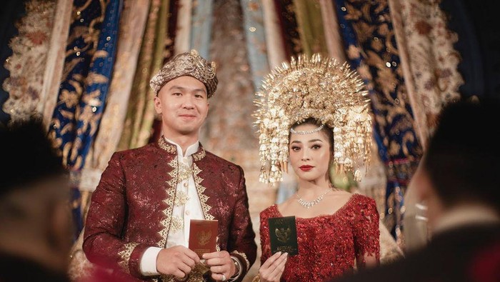 Resmi Menikah, Nikita Willy Tampil Cantik dengan Suntiang Resmi Menikah, Nikita Willy Tampil Cantik dengan Suntiang