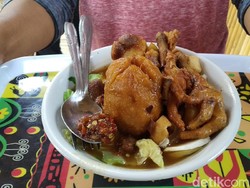Slurpp! Ada Bakso Campur Rujak Buah yang Segar di Majalengka