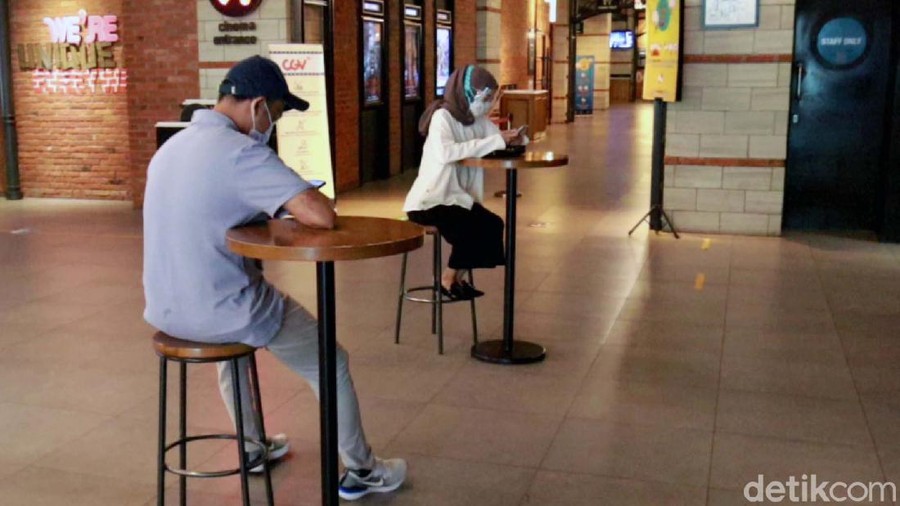 Sembilan bioskop di Kota Bandung, telah diijinkan beroperasi. Namun sepekan setelah dibuka, jumlah penonton bioskop masih rendah.