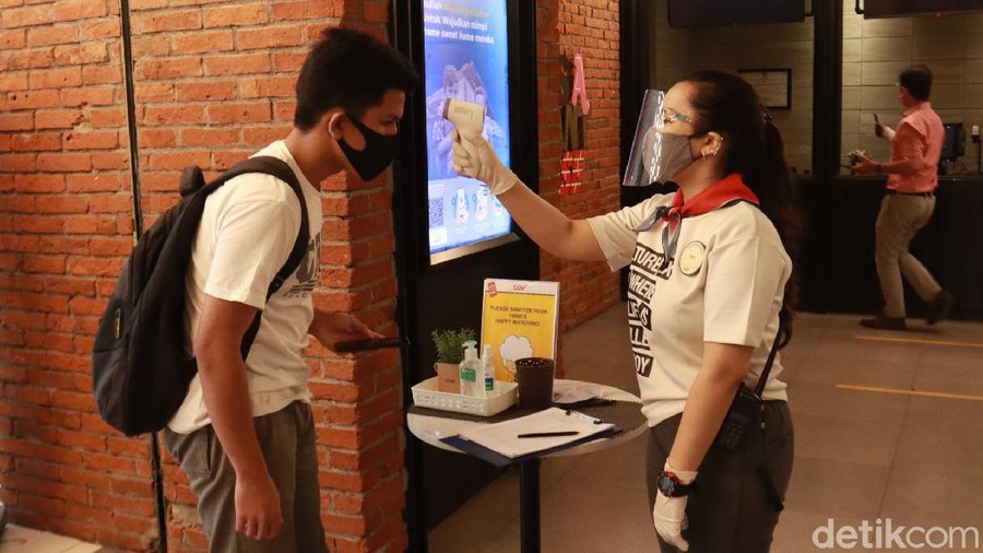 Sepekan Dibuka, Kunjungan ke Bioskop Belum Meningkat Sepekan dibuka, kunjungan ke bioskop di Kota Bandung, Jawa Barat belum mengalami peningkatan kunjungan. Jumlahnya tak sampai setengah kapasitas.