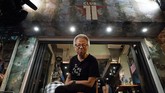 FOTO: Club 71, Bar Aktivis Hong Kong yang Mati karena Pandemi Club 71, bar tempat nongkrong aktivis dan pekerja kreatif Hong Kong harus tutup selamanya karena virus corona yang tak kunjung reda.