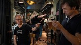 FOTO: Club 71, Bar Aktivis Hong Kong yang Mati karena Pandemi Club 71, bar tempat nongkrong aktivis dan pekerja kreatif Hong Kong harus tutup selamanya karena virus corona yang tak kunjung reda.