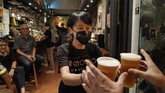 FOTO: Club 71, Bar Aktivis Hong Kong yang Mati karena Pandemi Club 71, bar tempat nongkrong aktivis dan pekerja kreatif Hong Kong harus tutup selamanya karena virus corona yang tak kunjung reda.