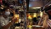 FOTO: Club 71, Bar Aktivis Hong Kong yang Mati karena Pandemi Club 71, bar tempat nongkrong aktivis dan pekerja kreatif Hong Kong harus tutup selamanya karena virus corona yang tak kunjung reda.