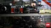 FOTO: Geliat Penjualan Barang Antik Kala Pandemi Covid-19 Pasar barang antik atau pasar loak di kawasan Kebayoran Baru, Jakarta Selatan tetap menggeliat di tengah pandemi virus corona.