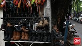 FOTO: Geliat Penjualan Barang Antik Kala Pandemi Covid-19 Pasar barang antik atau pasar loak di kawasan Kebayoran Baru, Jakarta Selatan tetap menggeliat di tengah pandemi virus corona.