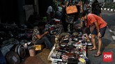 FOTO: Geliat Penjualan Barang Antik Kala Pandemi Covid-19 Pasar barang antik atau pasar loak di kawasan Kebayoran Baru, Jakarta Selatan tetap menggeliat di tengah pandemi virus corona.