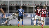 FOTO: AC Milan Kembali Berjaya di Derby Della Madonnina AC Milan kembali merasakan kemenangan di Della Madonnina setelah mengalahkan Inter Milan 2-1 di Giuseppe Meazza, Sabtu (17/10).