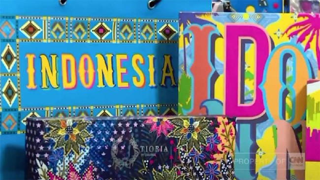 Bergaya pop art dan menggunakan warna-warna cerah, Tioria menghadirkan keunikan Indonesia seperti bajaj dan becak dalam berbagai desain.