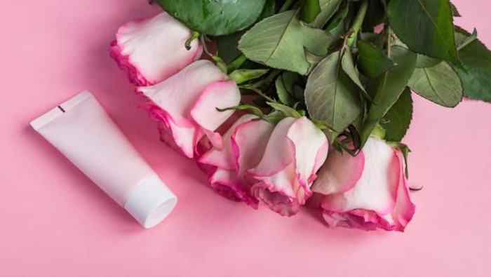 Manfaat dan Jenis Kulit yang Cocok Gunakan Skincare Berbahan Mawar