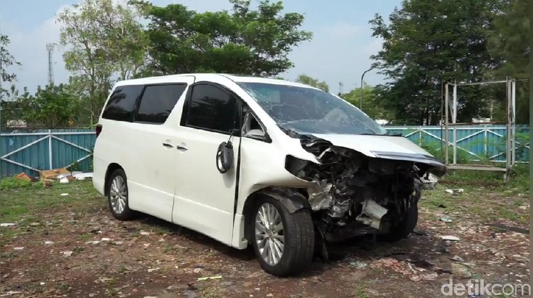 Mobil Alphard yang ditumpangi Hanafi Rais rusak di bagian depan Mobil Alphard yang ditumpangi Hanafi Rais rusak di bagian depan
