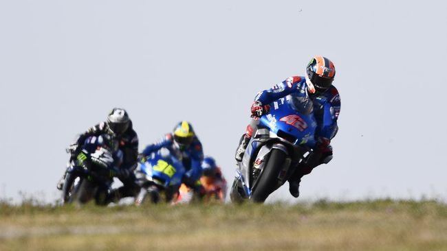 Hasil MotoGP Aragon: Sensasional, Alex Rins Menang Alex Rins meraih kemenangan sensasional di MotoGP Aragon 2020, Minggu (18/10), dengan mengalahkan Alex Marquez dan Joan Mir.