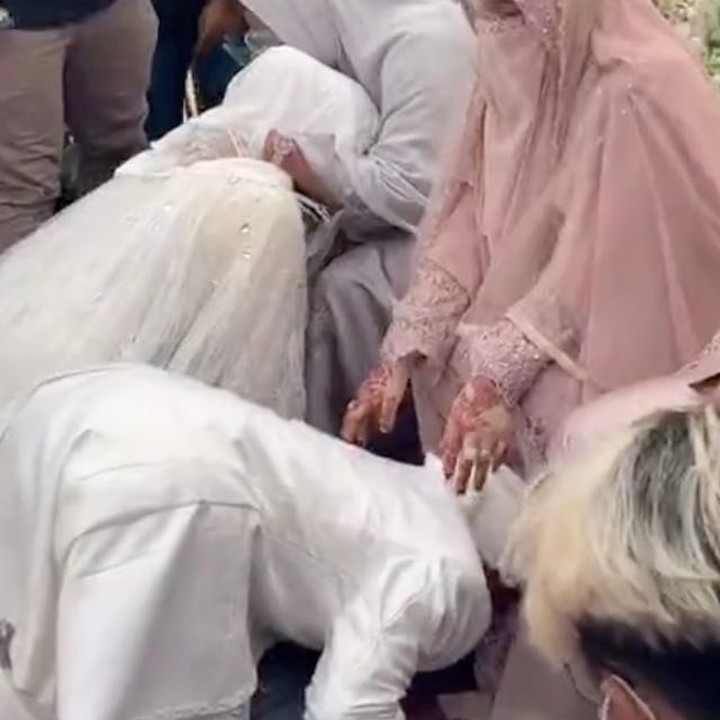 <p>Momen Taqy Malik bersujud di kaki ibu cukup menyita perhatian netizen. Momen tersebut begitu mengharukan, Taqy Malik dan Serell Thalib juga tampak terus menyeka air matanya.</p>