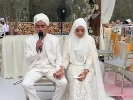 7 Potret Haru Pernikahan Taqy Malik & Serell Thalib, Bersujud di Kaki Ibu