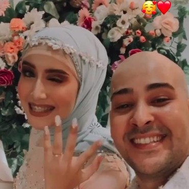 Resmi Lamar Sang Kekasih, Riza Shahab Pamer Cincin