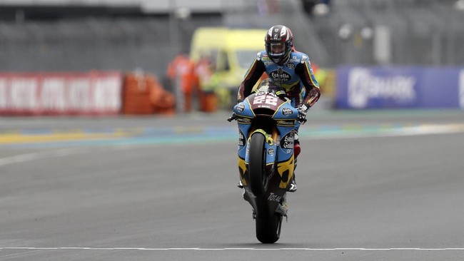 Sam Lowes menang Moto2 Aragon 2020 yang diwarnai dua pembalap VR46, Luca Marini dan Marco Bezzecchi, terjatuh.