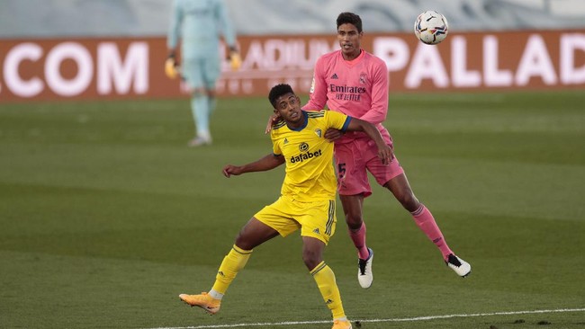 Manchester United dan Real Madrid telah menyelesaikan proses transfer bek tengah Prancis Raphael Varane.