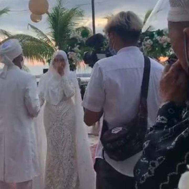 <p>Mas kawin Taqy Malik saat nikahi Serell adalah cincin berlian dan emas seberat 48 gram.</p>