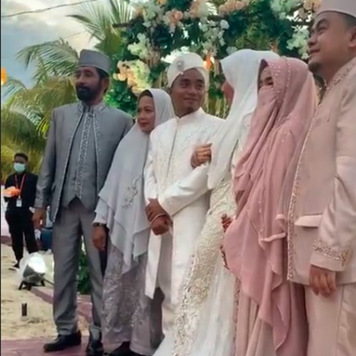 <p>Tiba saatnya Taqy Malik dan Serell menyambut tamu yang datang ke atas pelaminan untuk memberikan selamat. Kita doakan semoga Taqy Malik dan istri langgeng terus ya.</p>