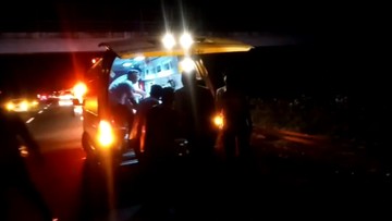 Mobil Hanafi Rais terpental dan berujung menabrak kendaraan berat