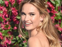 Lily James Terpuruk Usai Skandal Cium Dominic West Heboh