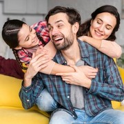 Bolehkah Suami Istri Menunjukkan Kemesraan di Depan Anak?
