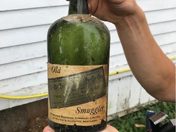 Kagetnya Pasangan Ini Temukan Puluhan Botol Wiski di Dinding Rumah