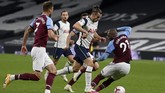 FOTO: Suka Cita West Ham Buyarkan Pesta Tottenham Tottenham Hotspur unggul 3-0 atas West Ham United hingga menit ke-81, namun The Lilywhites harus puas dengan hasil imbang saat laga bubar.