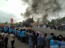 Aksi Tolak Omnibus Law, Ratusan Mahasiswa Cirebon Sempat Blokir Pantura