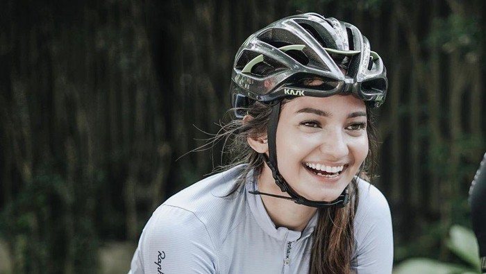 7 Potret Cantik Enzy Storia Saat Bersepeda 7 Potret Cantik Enzy Storia Saat Bersepeda