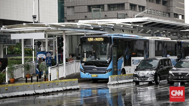 Pemprov DKI membatasi jam operasional Transjakarta-MRT hingga pukul 20.00 WIB mulai Jumat (18/12).