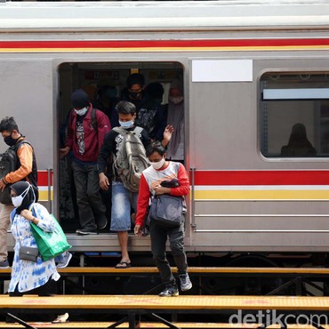 Cara Tetap Jaga Jarak dalam KRL yang Kembali Normal