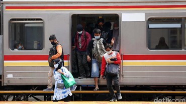 img-title Cara Tetap Jaga Jarak dalam KRL yang Kembali Normal