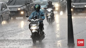 Angin Kencang, Papan Rambu di Bekasi Roboh Tewaskan Driver Ojol