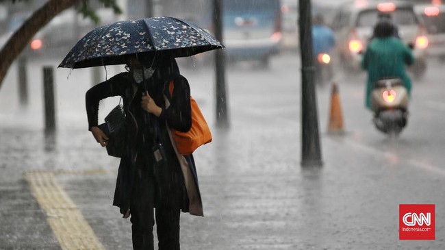 Badan Meteorologi, Klimatologi dan Geofisika (BMKG) memperkirakan hujan disertai petir dan angin petir kencang terjadi di DKI Jakarta pada Selasa (29/12) siang.