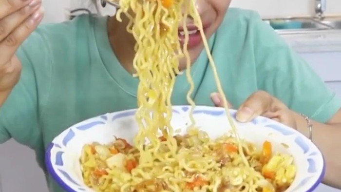 Mie Instan Memang Menggoda, Lakukan Hal Ini untuk Bakar Kalori Setelahnya