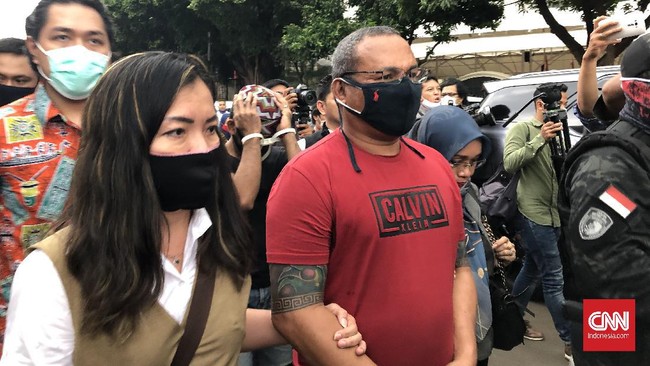 John Refra alias John Kei menuding pernyataan Nus Kei sebagai omong kosong belaka. Ia pun menjelaskan duduk perkara masalah dengan Nus Kei.