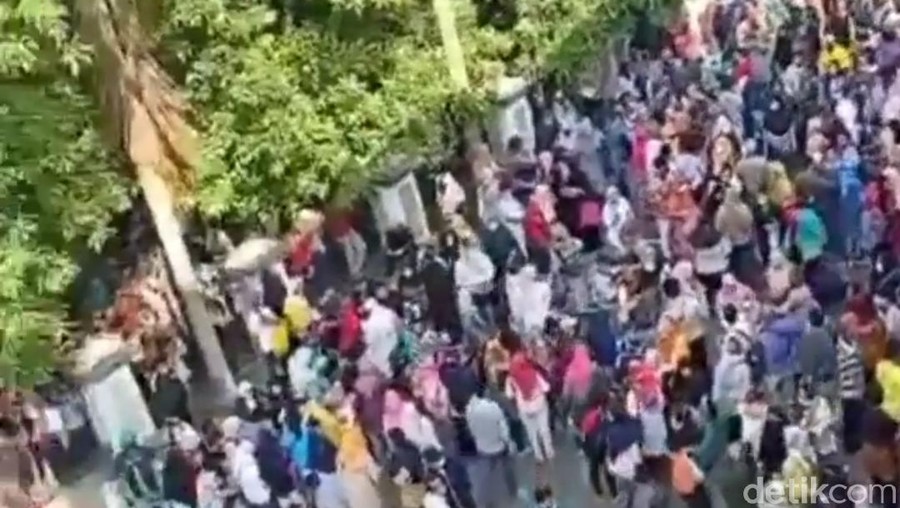 Kerumunan saat pembagian bantuan bagi UMKN di Cisadane, Tangerang