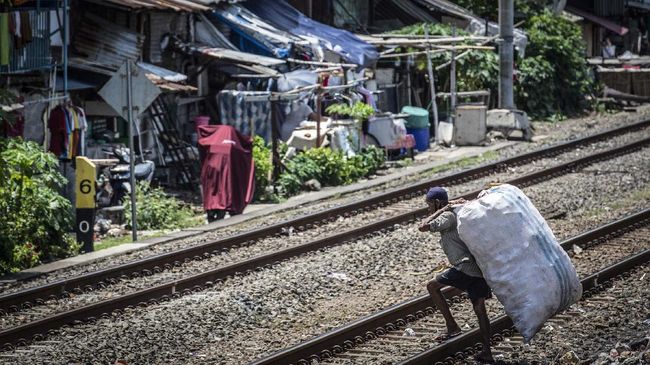 Imbas Lonjakan Inflasi RI, Orang Miskin Bisa Makin Banyak Ekonom mewanti-wanti lonjakan inflasi bisa menyebabkan jumlah penduduk miskin di Indonesia bertambah.