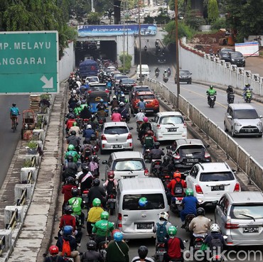 Tetap Terapkan Protokol Kesehatan Meskipun Terjebak Macet di Jalan