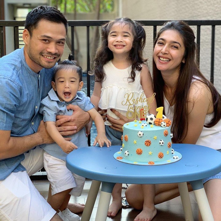 <p>Momen Nabila Syakieb dan keluarga saat merayakan ulang tahun Rasheed yang pertama nih. Bahagia banget ya mereka. (Foto: Instagram @nsyakieb85)</p>
