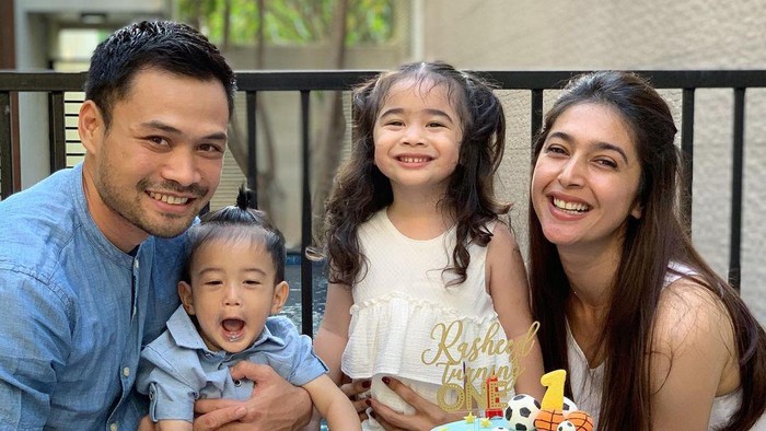 Momen Nabila Syakieb dan keluarga saat merayakan ulang tahun Rasheed yang pertama nih. Bahagia banget ya mereka. (Foto: Instagram @nsyakieb85)
