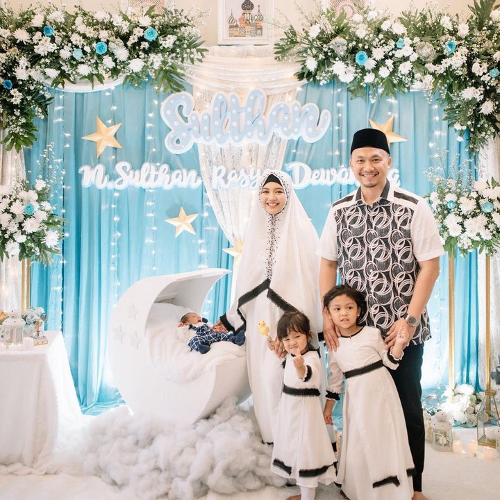 <p>Di usia pernikahannya yang sudah menginjak 6 tahun, Nuri dan suami terlihat semakin harmonis dan bahagia dengan kehadiran 3 orang anak. (Foto: Instagram @nurimaulida)</p>