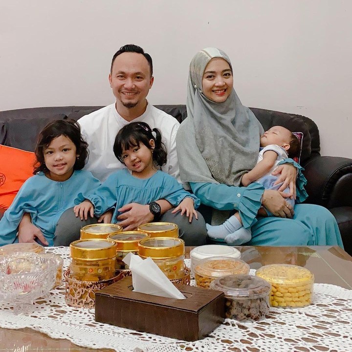 <p>Hijrah sejak menikah, Nuri dan suami tampak menjunjung tinggi nilai-nilai agama. Semoga keluarga Nuri selalu diberi kesehatan dan kebahagiaan ya, Bunda. (Foto: Instagram @nurimaulida)</p>