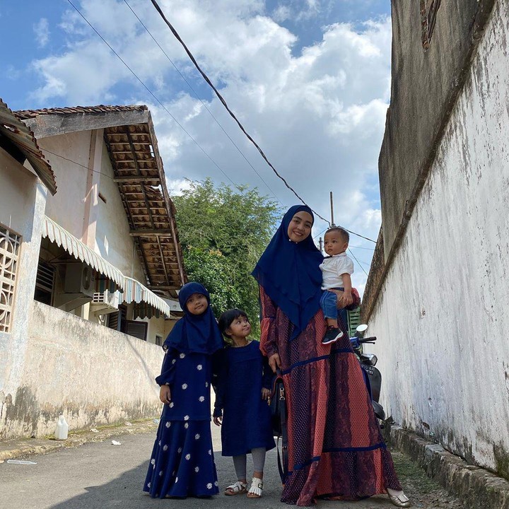 <p>Mempunyai banyak waktu fleksibel, Nuri selalu mengisi harinya bersama ketiga anaknya. Si sulung nampaknya ikut berbusana panjang seperti Bunda Nuri. (Foto: Instagram @nurimaulida)</p>