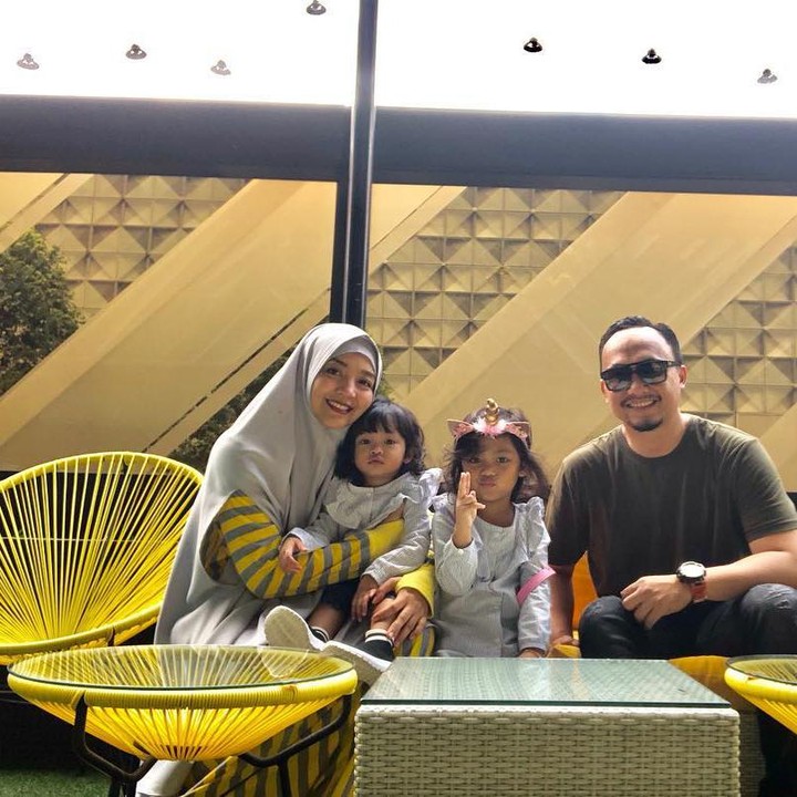 <p>Kini dengan semakin jarangnya muncul di layar kaca, Nuri memilih untuk menetap di Lampung bersama suaminya. (Foto: Instagram @nurimaulida)</p>
