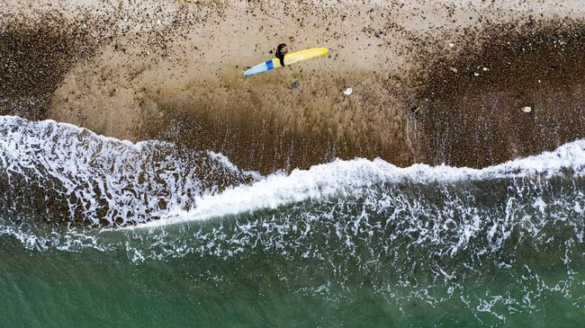 Surfer di Denmark yang tak bisa ke luar negeri di tengah pandemi kini ramai mendatangi pantai di kota Klitmoller yang dijuluki sebagai "Cold Hawaii".